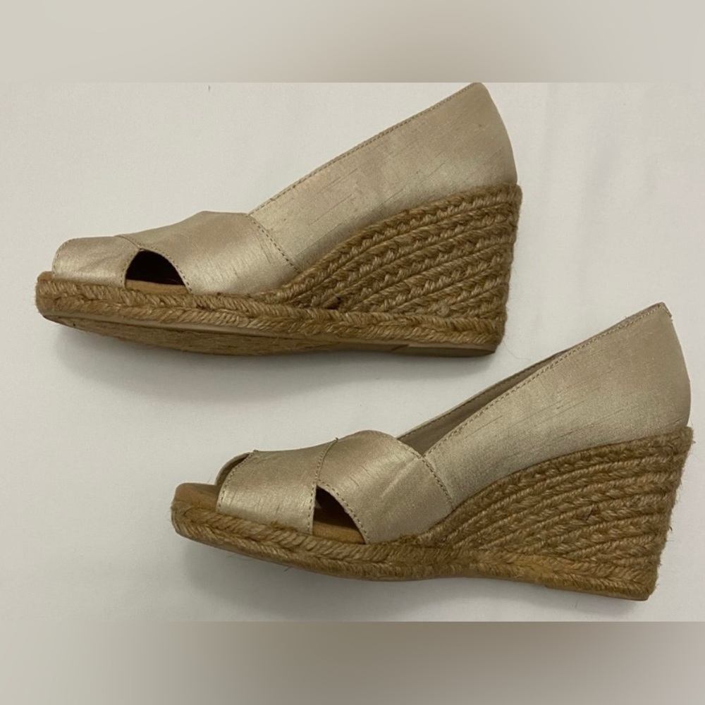 *WHITE MOUNTAIN* IVORY MATADOR ESPADRILLE WEDGES. WOMEN’S SIZE 8